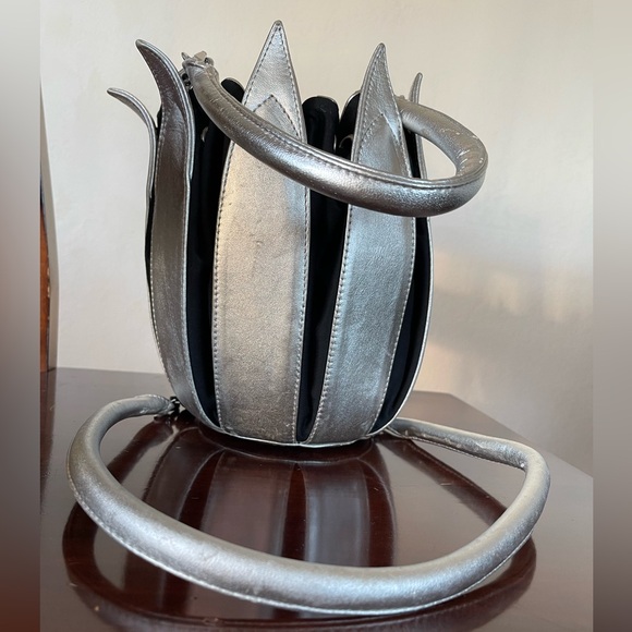 Two-tone silver/black structured leather handmade Tulip handbag - Picture 3 of 8